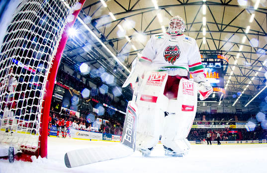 Modos målvakt Jonatan Bjurö deppar och tar ut pucken ur