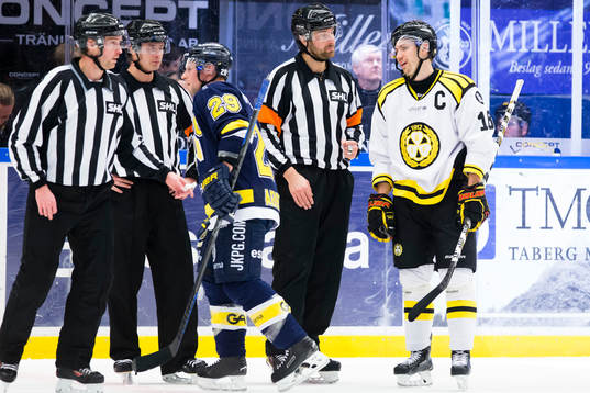s Chris Abbott och Brynäs Anton Rödin i diskussion med