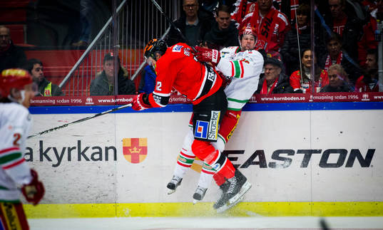 Örebros Marko Anttila tacklar