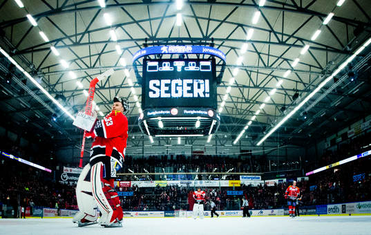Örebros målvakt Julius Hudacek jublar