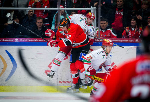 Örebros Marko Anttila tacklar