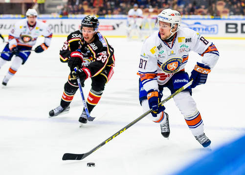 Växjös Robert Rosén med pucken