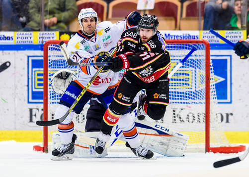 Luleås Jacob Micflikier försöker styra in en puck