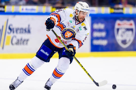 Växjös Josh Hennessy med pucken