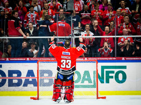 Örebros målvakt Julius Hudacek firar segern med fansen