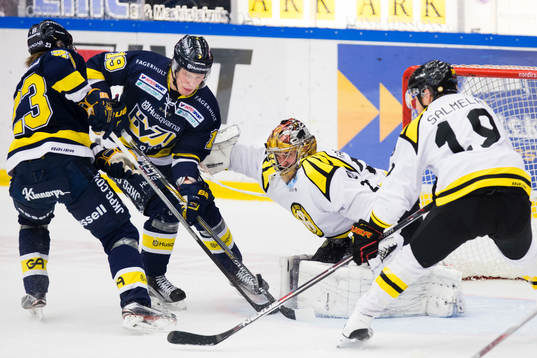s Lias Andersson och Erik Andersson framför Brynäs