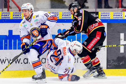 Luleås Johan Forsberg tacklar omkull Växjös Cory Murphy
