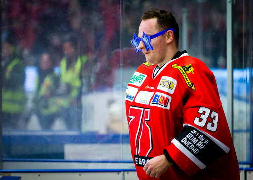 Örebros målvakt Julius Hudacek firar segern med fansen