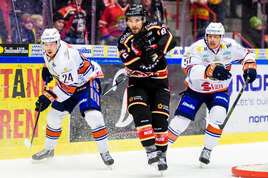 Luleås Craig Schira omgiven av Växjös Joakim Hillding(v)