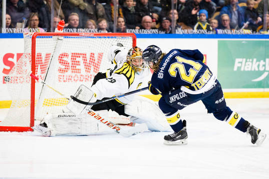 Brynäs målvakt Bernhard Starkbaum släpper in straff