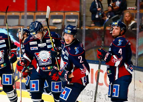 Linköpings spelare med Vilmos Gallo jublar