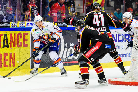 Växjös Joey Crabb med pucken