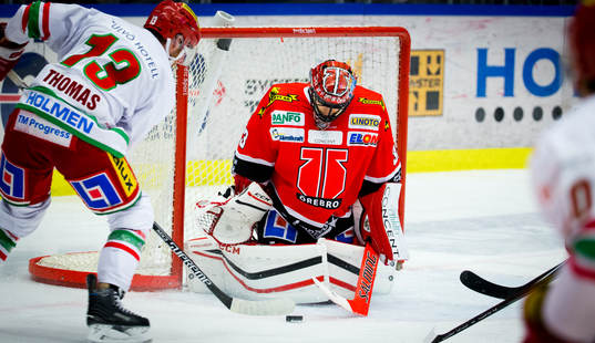 Modos Bill Thomas och Örebros målvakt Julius Hudacek