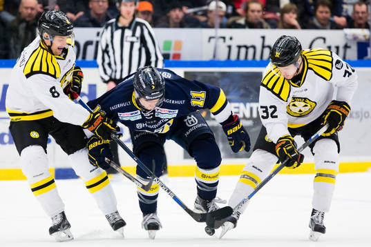 Brynäs Mathias Porseland och Nick Johnson (h)