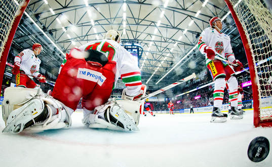 Örebros Martin Johansson gör 1-0 på Modos målvakt