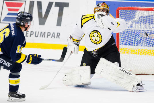 s Filip Sandberg gör 2-1 mot Brynäs målvakt Bernhard