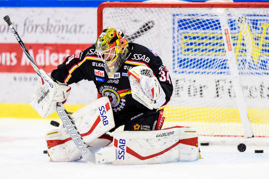 Luleås målvakt Joel Lassinantti på uppvärmningen