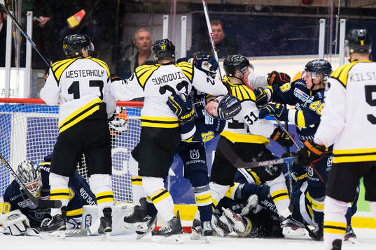s Erik Andersson och Brynäs Daniel Mannberg och HV71:s