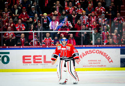 Örebros målvakt Julius Hudacek firar segern med fansen
