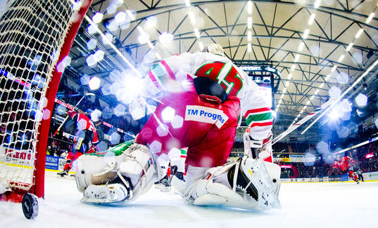 Örebros Martin Johansson gör 1-0 och jublar på Modos