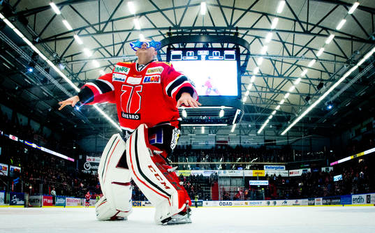Örebros målvakt Julius Hudacek jublar