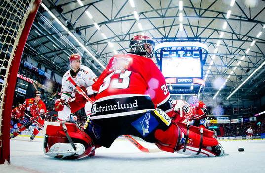 Örebros målvakt Julius Hudacek räddar ett skott