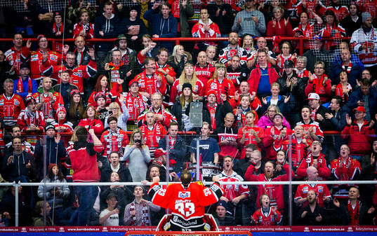 Örebros målvakt Julius Hudacek firar segern med fansen