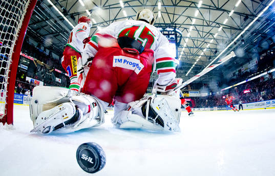 Örebros Martin Johansson gör 1-0 på Modos målvakt