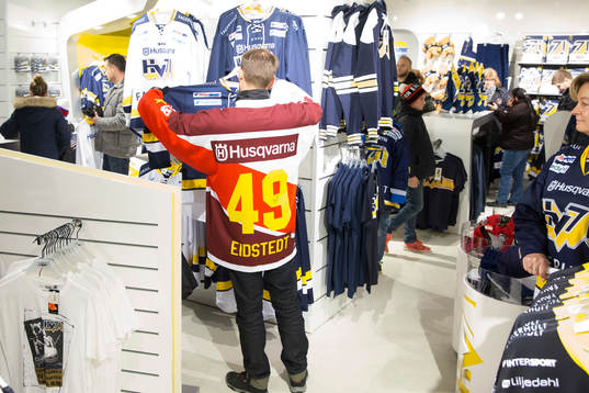 Supporter tittar på HV71-tröjor