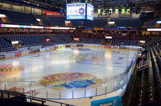 En interiörbild av Löfbergs Arena före ishockeymatchen i