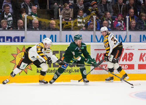 Färjestads Antti Tyrväinen mellan Skellefteås Adam