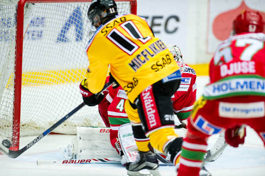 Luleås Jacob Micflikier gör 0-1 målet på Modos målvakt