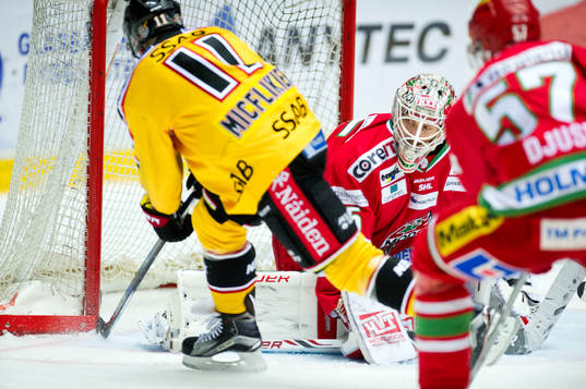 Luleås Jacob Micflikier gör 0-1 målet på Modos målvakt