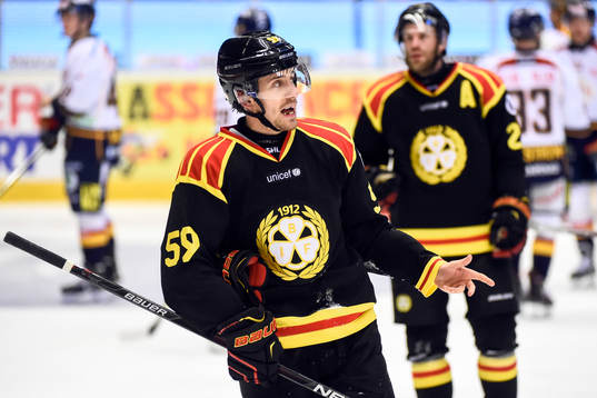 Brynäs Sebastian Enterfeldt är irriterad