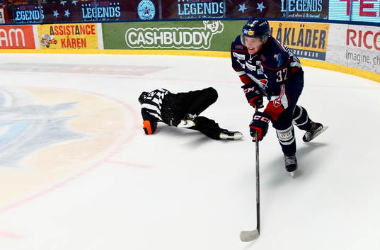 Linköpings Carl Dahlström krockar med domare