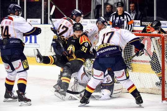 Brynäs Daniel Mannberg faller över Djurgårdens målvakt