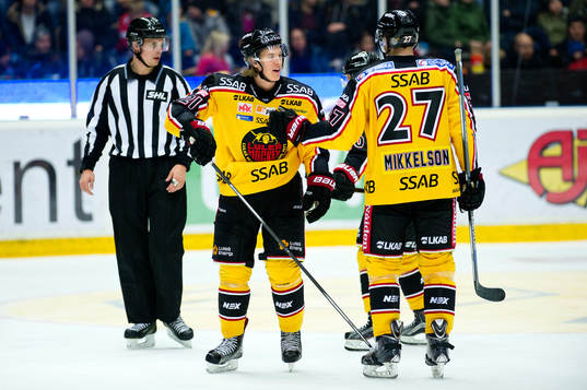 Luleås Emil Sylvegård och Luleås Brendan Mikkelson jublar