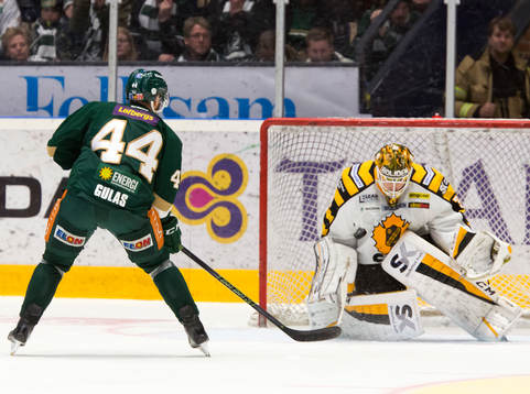 Skellefteås målvakt Erik Hanses  räddar Färjestads