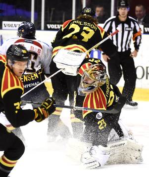 Stökigt framför Brynäs målvakt Bernhard Starkbaum