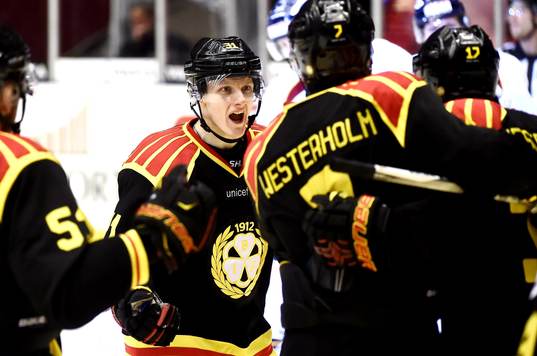 Brynäs Daniel Mannberg jublar med Ponthus Westerholm och