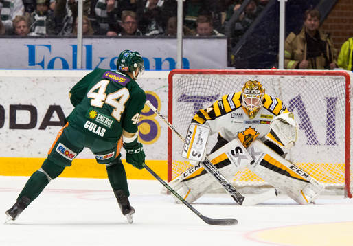 Skellefteås målvakt Erik Hanses  räddar Färjestads
