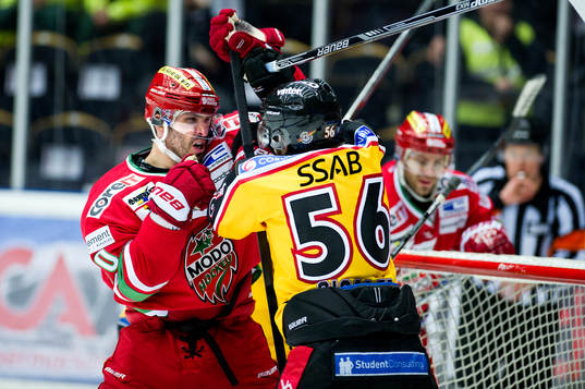 Modos Maxim Lapierre slåss med Luleås Jonathan Sigalet