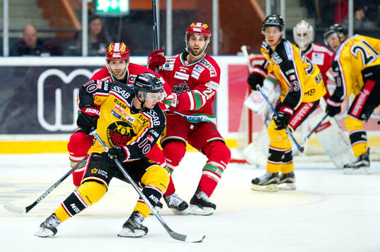 Luleås Toni Rajala och Modos Bill Thomas och Shaun Heshka