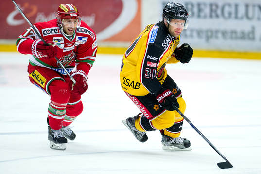 Modos Patrick Dwyer och Luleås Jonathan Granström