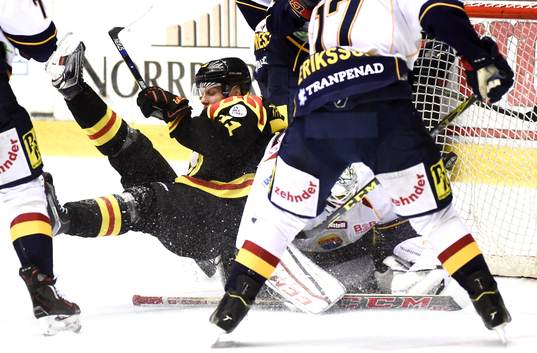 Mål blir bortdömt då Brynäs Daniel Mannberg faller