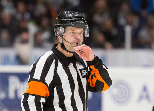 Domare Patrik Sjöberg blåser i pipan