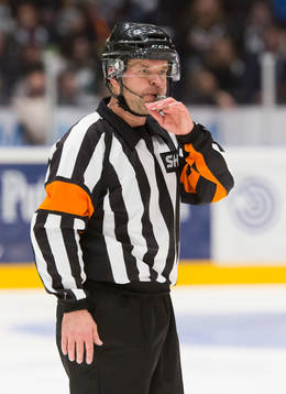 Domare Patrik Sjöberg blåser i pipan