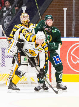 Skellefteås målvakt Erik Hanses försöker att se över