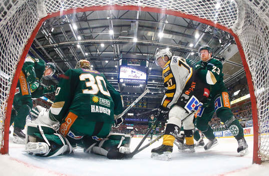 Skellefteås Pär Lindholm och Färjestads Sebastian Erixon