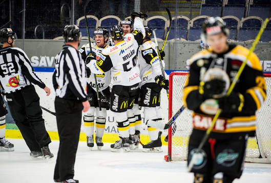 2-1 skytten i Västerås Nick Sorkin jublar med Anton